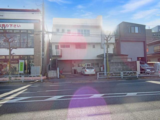 現地（古家あり）：写真正面の白い建物がある土地