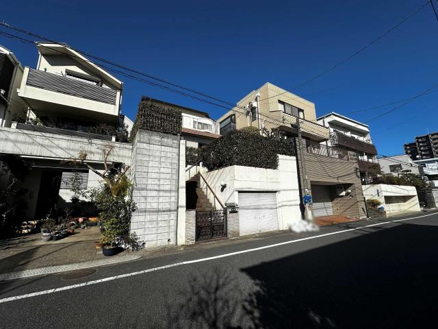 現地（古家あり）：写真中央の建物(撮影年月：2026年01月)