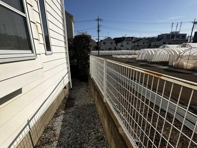 現地（古家あり）：南側敷地境(撮影年月：2026年01月)