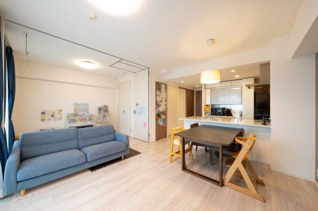 LDK：約13.9帖のリビングダイニングキッチン（左手奥は約5帖の洋室）