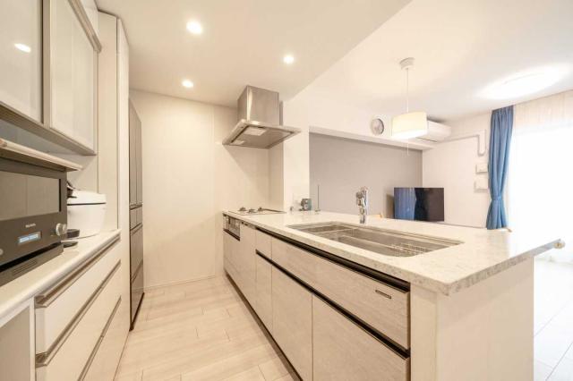 LDK：約13.9帖のリビングダイニングキッチン（左手奥は約5帖の洋室）