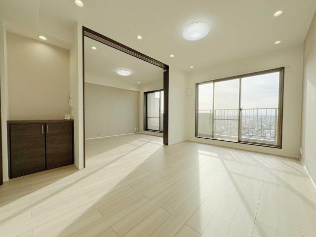 リビング・ダイニング：（奥）洋室