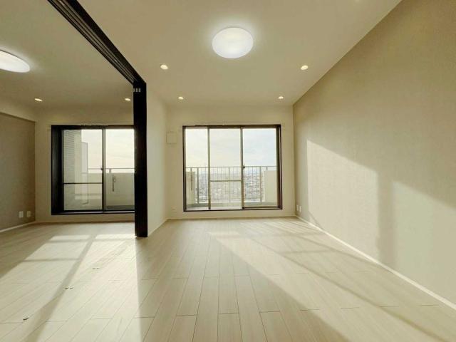 リビング・ダイニング：（奥）洋室