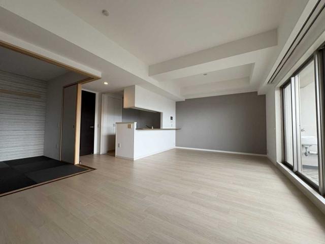 リビング・ダイニング：(奥)洋室