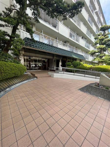 バリアフリーの広々としたエントランス。