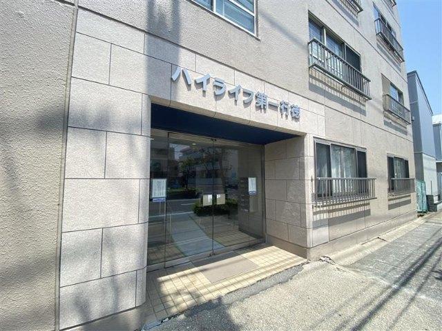 スロープ付きで、車椅子利用の方にも優しいエントランスになっています