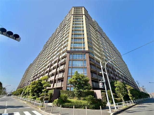 壮大なスケールで佇む外観