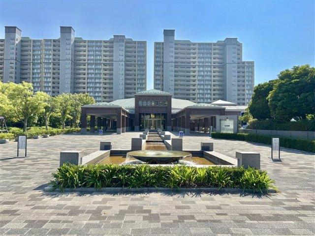 エントランスから敷地内へと誘われる