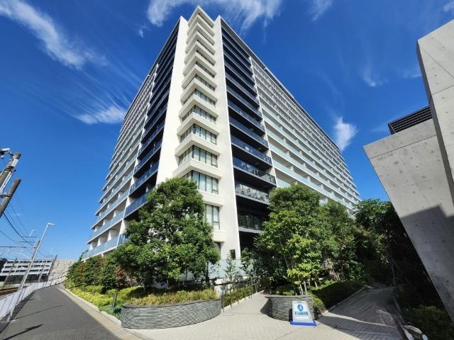 駅前のシンボルとなるシャープなデザイン