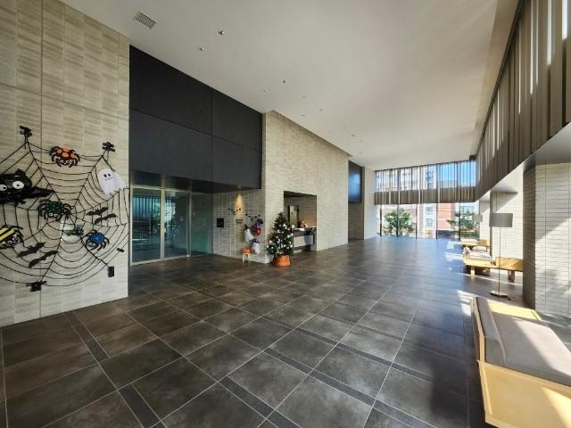 上部吹き抜けのエントランスホール