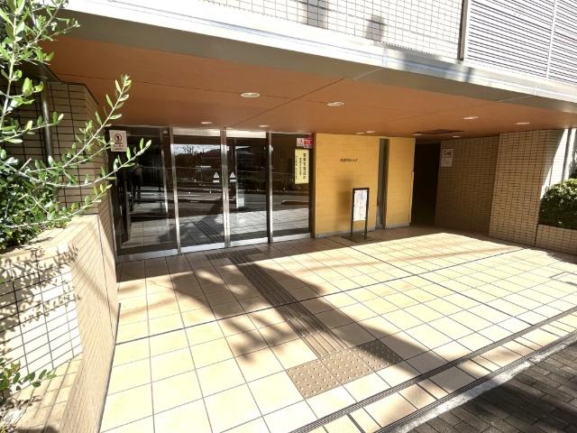エントランスに安心のオートロック付き