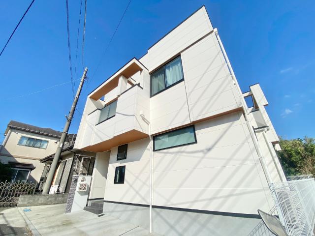 令和3年12月築の築浅物件！隣地との距離がある為、圧迫感を感じません！