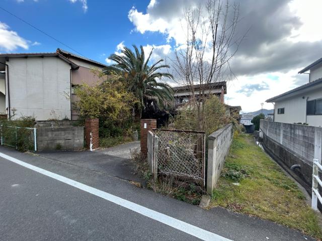 西側には通路があり、隣接する住戸はありません。