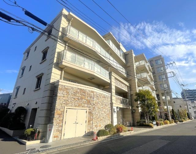 近隣は静かな住環境、欧風のスタイリッシュな外観です