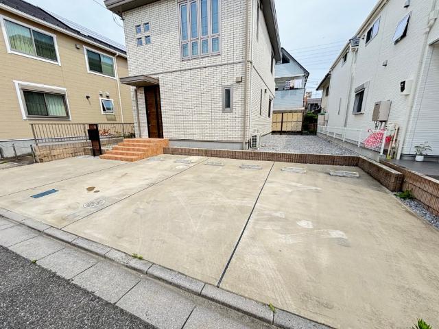 駐車場スペース3台分あり(要サイズ確認)。