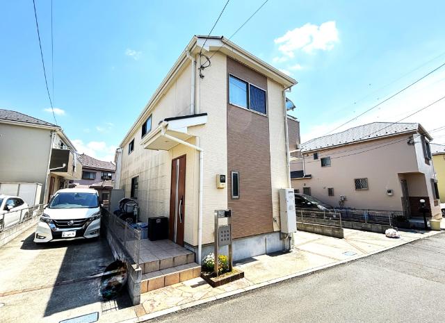 北側隣地駐車スペース、南側本物件駐車スペースで解放感有り