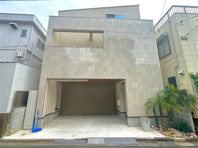シャッター付きガレージ