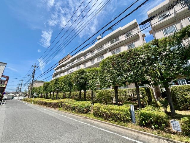 南向き、全面建物なしで陽当たり良好、道路と高低差があり通行人とは目線が合いません