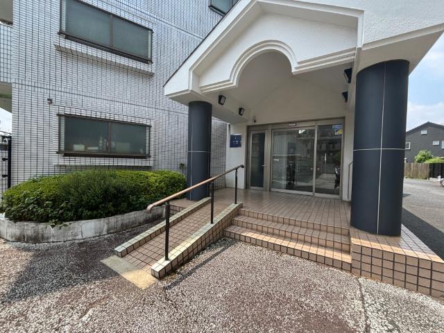スロープ付きエントランス