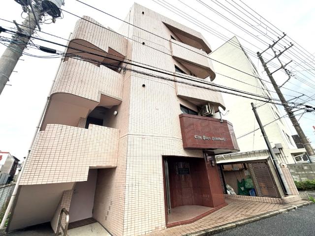 重厚感のあるタイル張りの外観