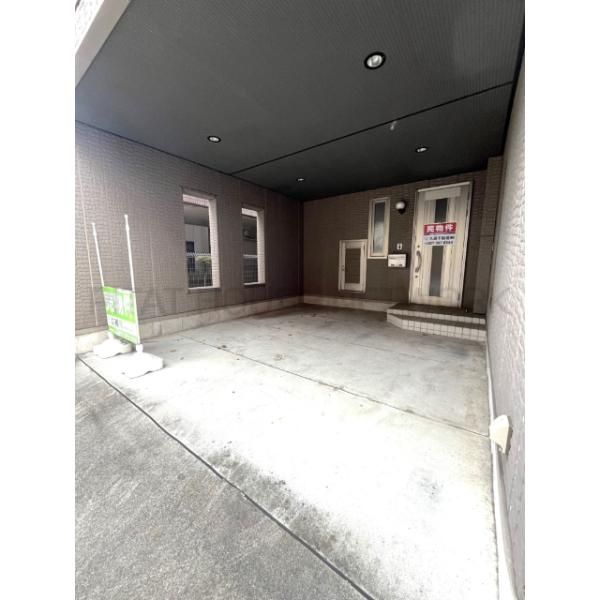 普通車と小型車の２台駐車可能