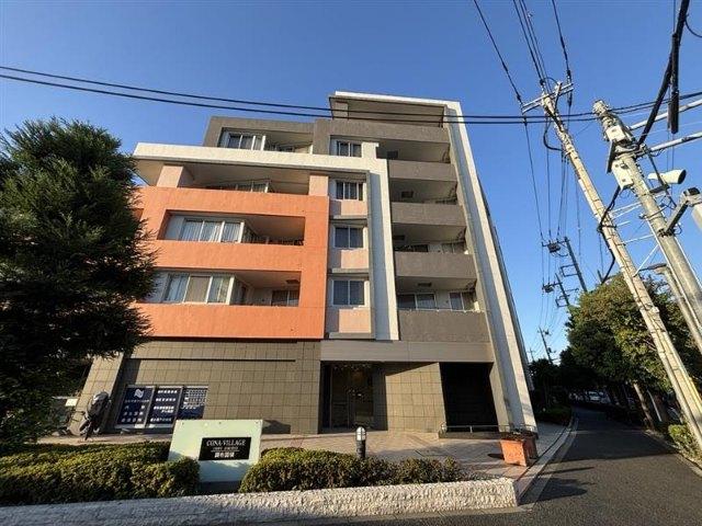 品川通りと狛江通りの角地に面しており、調布駅や狛江駅もバス便でアクセス可能です