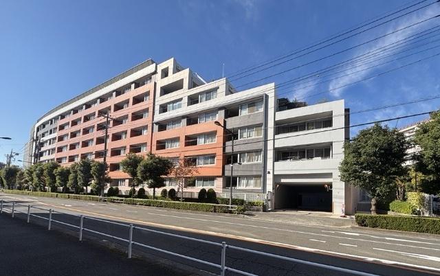 品川通りと狛江通りの角地に面しており、調布駅や狛江駅もバス便でアクセス可能です