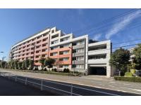 品川通りと狛江通りの角地に面しており、調布駅や狛江駅もバス便でアクセス可能です