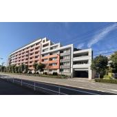 品川通りと狛江通りの角地に面しており、調布駅や狛江駅もバス便でアクセス可能です