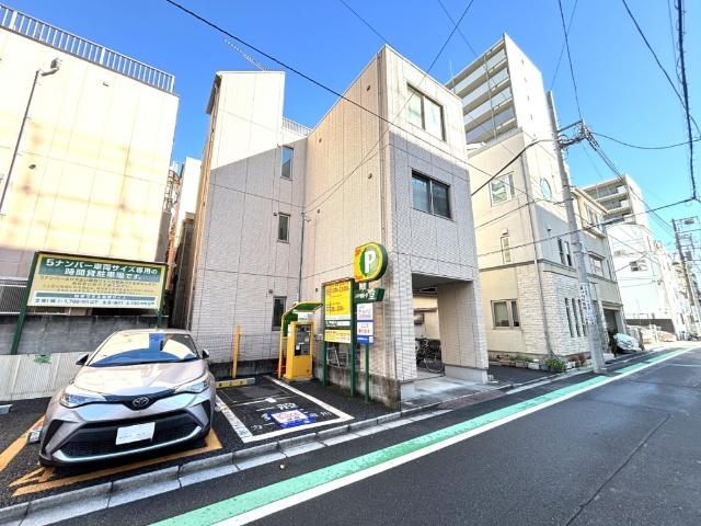 隣接地時間貸し駐車場につき西側抜けております