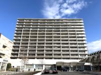 八潮駅前に佇む目を引くマンションです。 大型商業複合施設フレスポ八潮に隣接しています。