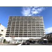 八潮駅前に佇む目を引くマンションです