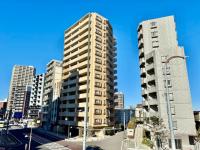 角地に位置する高級感のある外観