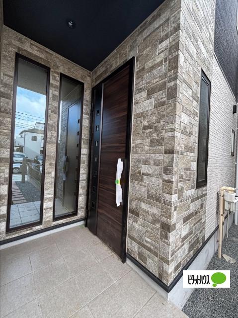 窓の大きい玄関