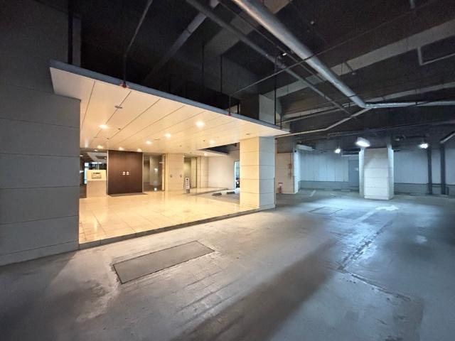 【地下駐車場】雨の日も安心、車寄せスペース