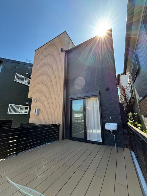 シックなブラックと木目の美しいコントラストが際立つモダンな外観デザイン