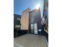 シックなブラックと木目の美しいコントラストが際立つモダンな外観デザイン