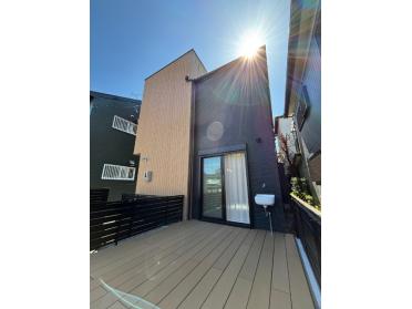 シックなブラックと木目の美しいコントラストが際立つモダンな外観デザイン