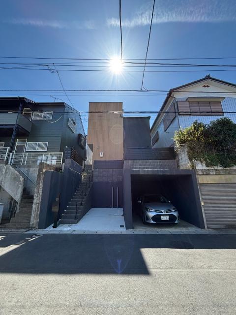 2台駐車も可能なカースペースと高台の居住空間。