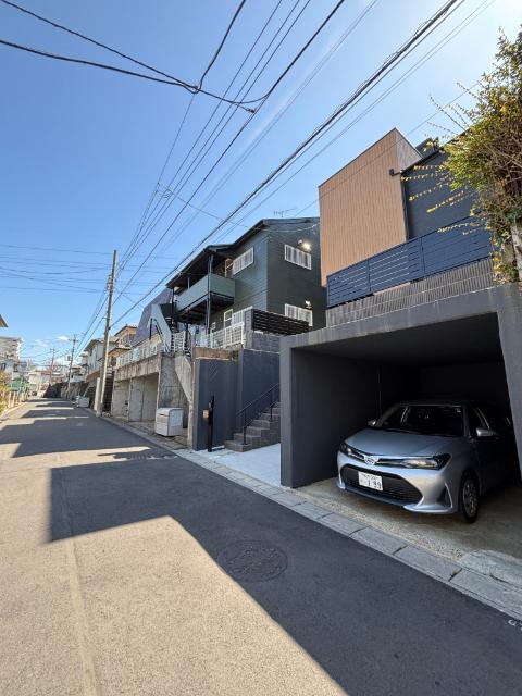 広々とした前面道路よ落ち着きある街並み