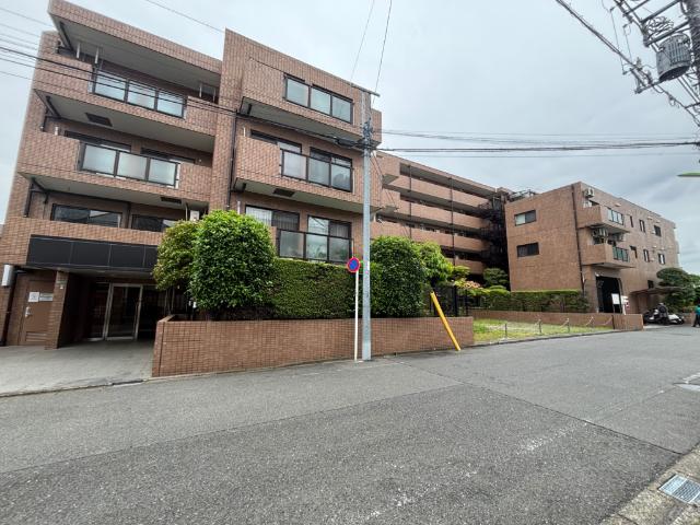 周辺は閑静な住宅街。公園が多く、子育てに適した立地。
