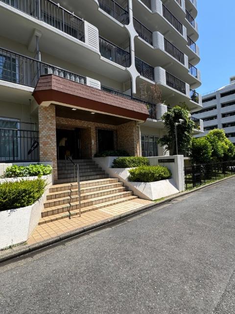 エントランスも同様に管理の行き届いたマンションです