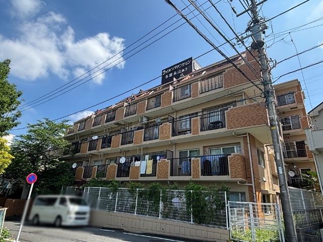 タイル張りマンションで周辺には緑地も広がっています