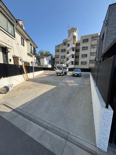 広々駐車場には複数台駐車可能