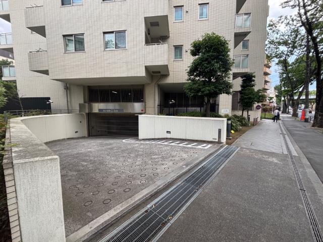 地下駐車場ゲートがあり、大切なお車を安心して駐車が可能です