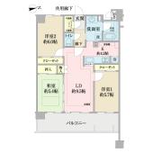 ３部屋バルコニーに面した開口部の広い窓がある特徴的な間取り。各部屋収納スペース設置済みで、お部屋をすっきりとお使いいただけます。