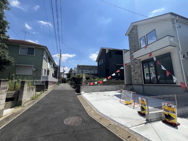 松戸市平賀１０期　２号棟 前面道路含む現地写真