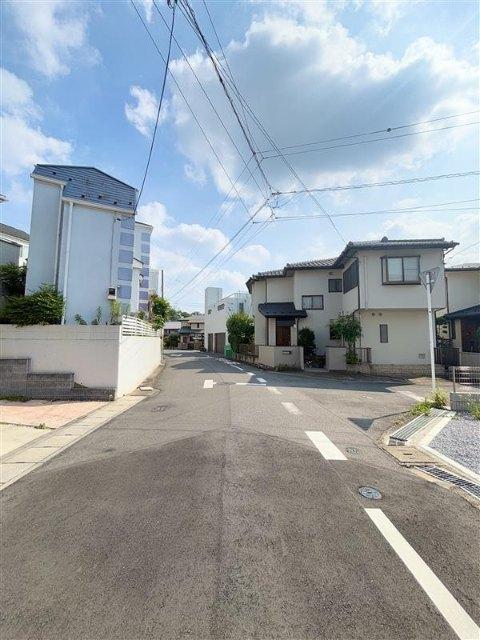 ＫＩＳ流山市松ケ丘１２期　１号棟 前面道路含む現地写真