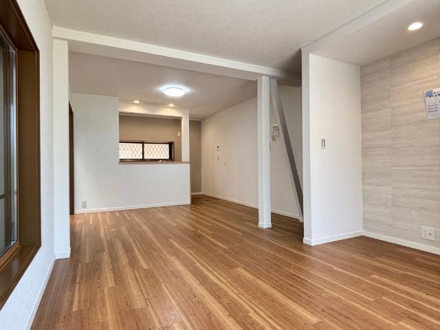 八潮市垳中古戸建 リビング