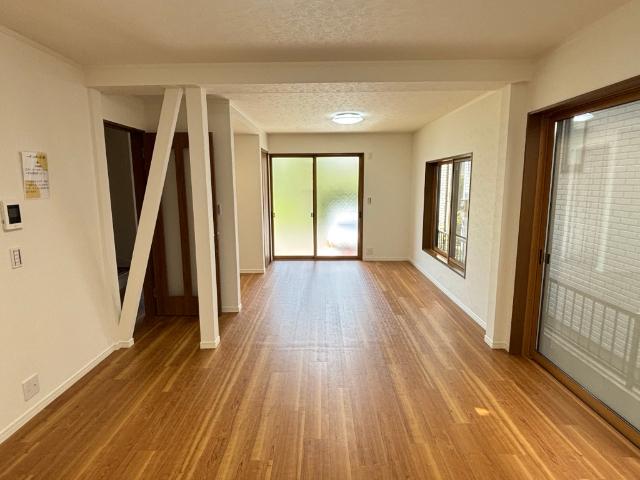 八潮市垳中古戸建 リビング